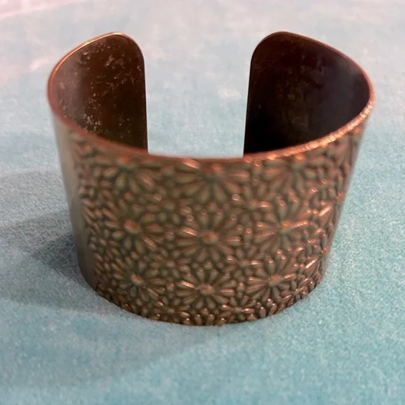 🌻HP🌻 3/$21 ⚡️ Brass Cuff Bracelet with Stamped Flowers - Picture 3 of 11